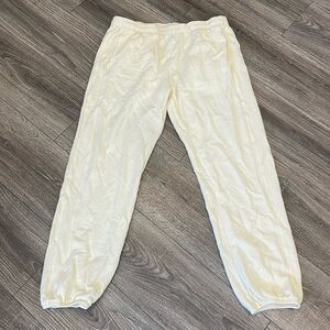 Monrow Buttery light yellow sweatpant/joggers with 2 side pockets (xl)